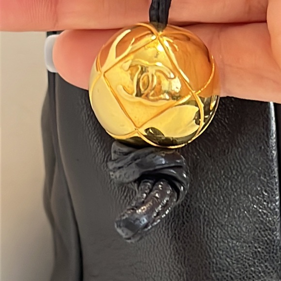 SOLD! Chanel Quilted Lambskin CC Tote - Picture 2 of 16